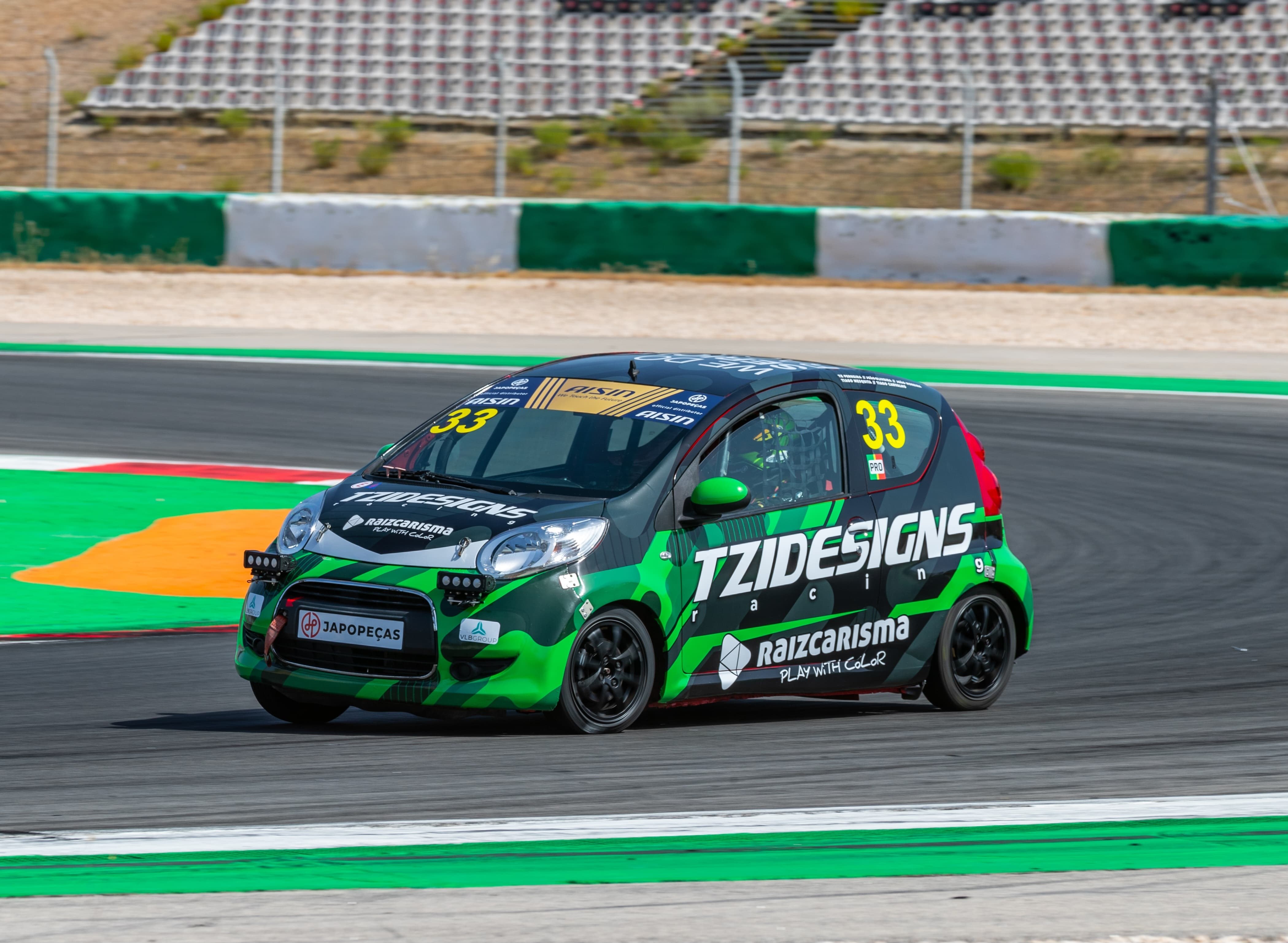 Carro 33 da equipa Tzidesigns Racing Team